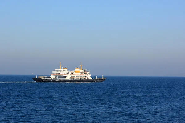 Ferryboat dans la mer avec copyspace — Photo