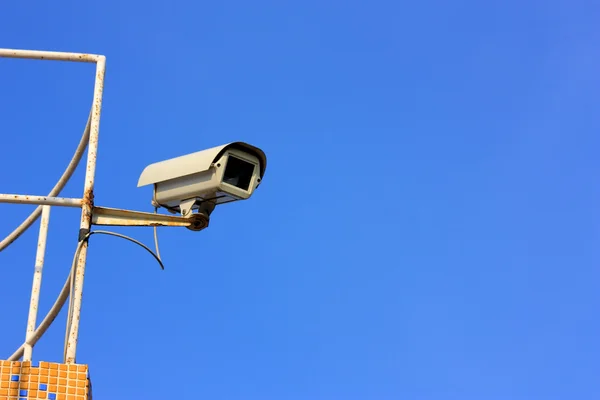 Bezpečnostní kamera nad modrou oblohu s velkým copyspace — Stock fotografie