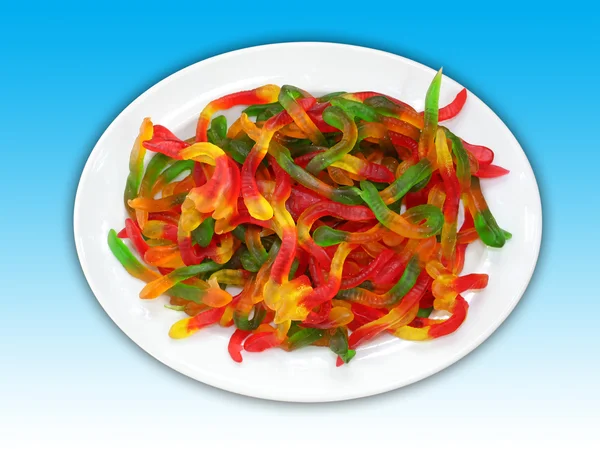 Тарелка разноцветных конфет в форме червя — стоковое фото