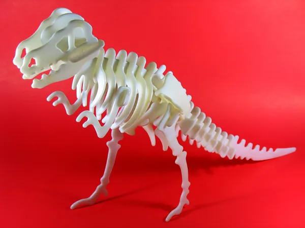 Tyranozaura model na białym tle na czerwonym tle — Zdjęcie stockowe
