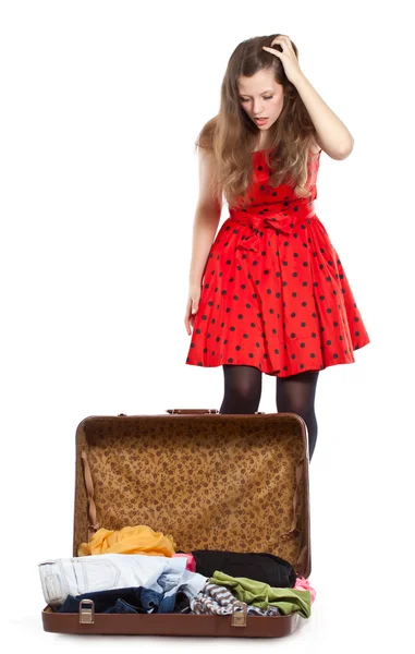 Jonge tiener meisje met een geopende koffer — Stockfoto