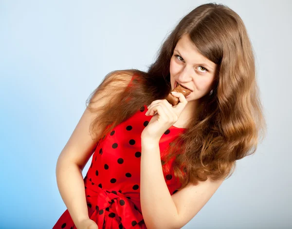 Женщина ест шоколад — стоковое фото