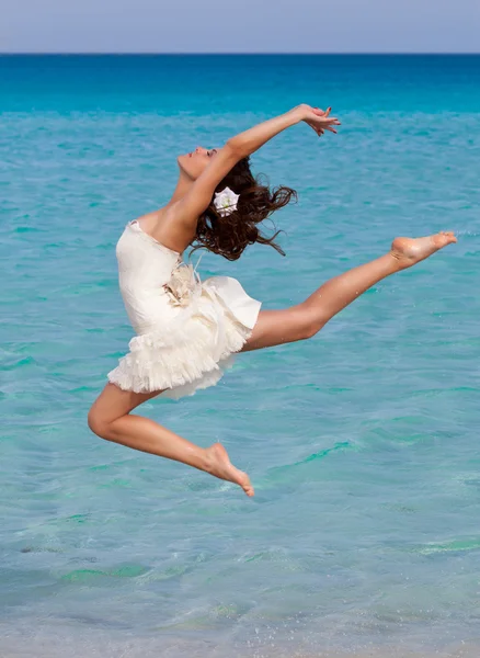 A woman is dancing on the beach — Stock Photo, Image