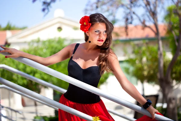 Een Spaanse vrouw op de trap — Stockfoto