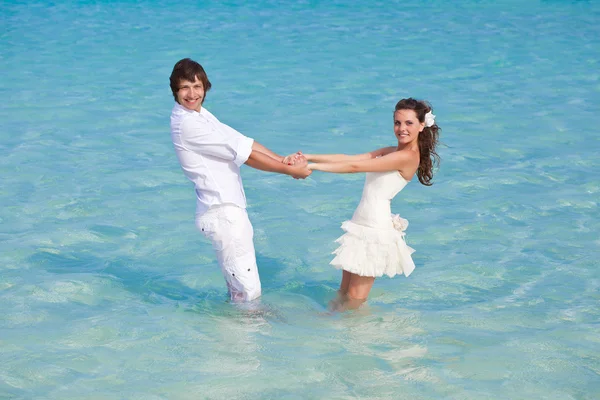 Pareja recién casada en el mar — Foto de Stock