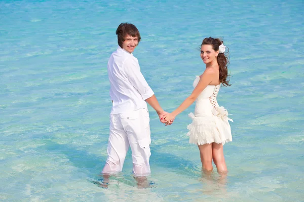 Just married couple in the sea — Stock Photo, Image