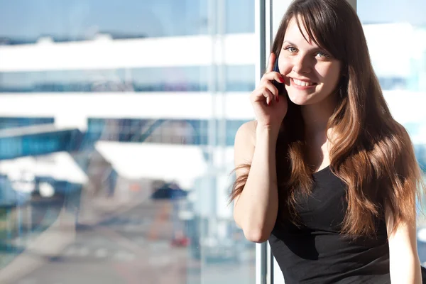 Vrouw op het vliegveld — Stockfoto