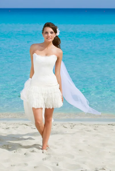 Beautiful bride on the beach — Stock Photo, Image