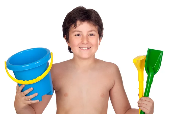Очаровательный мальчик играет с игрушкой для пляжа — стоковое фото
