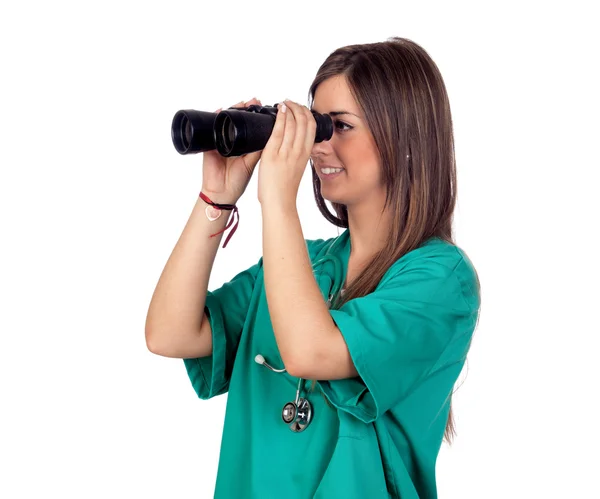 Menina médica atraente olhando através de binóculos — Fotografia de Stock