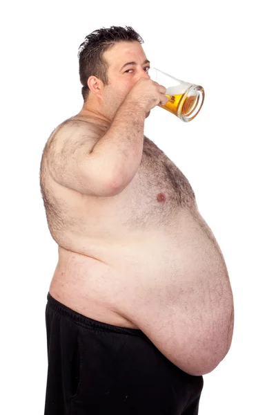Dicker Mann trinkt ein Glas Bier — Stockfoto