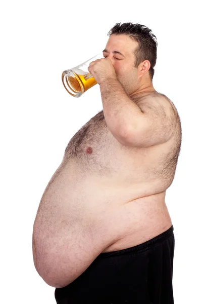 Товстий чоловік п'є банку пива — стокове фото