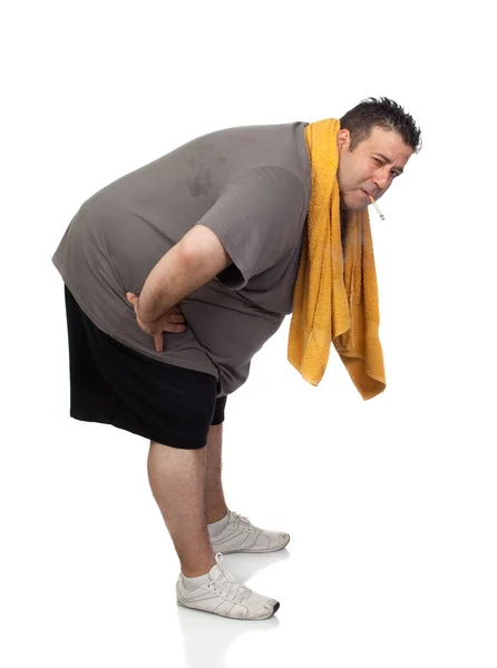 Hombre gordo practicando deporte y fumando — Foto de Stock