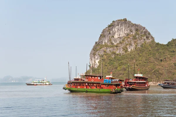 Bateaux de croisière dans la baie d'Halong — Photo