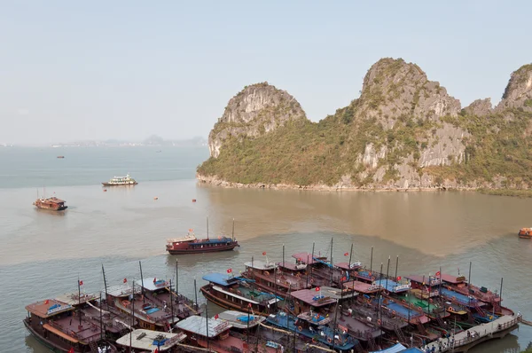 Verankerte Boote in der Halong Bucht — Stockfoto