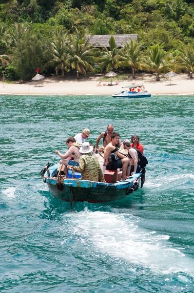 Туристы сидят в лодке — стоковое фото