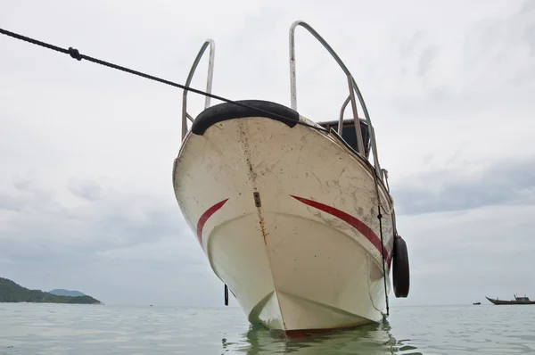 Geniş açıda turist teknesi — Stok fotoğraf