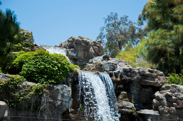 Wasserfall im Zoo von los angeles — Stockfoto