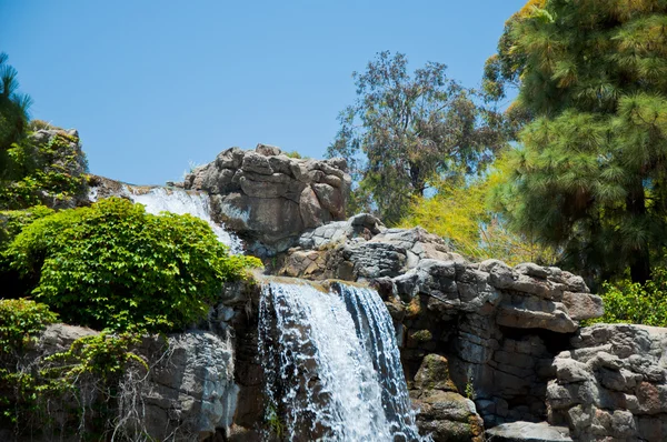 Vízesés a Los Angeles-i állatkertben — Stock Fotó