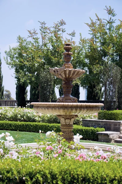 Lits de fleurs et fontaine dans l'un des parcs — Photo