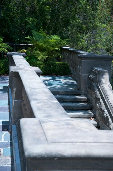 Озеленення сходами з натурального каменю — стокове фото