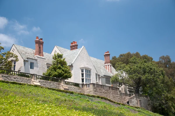 Stenen huis met prachtige zonnige tuin — Stockfoto