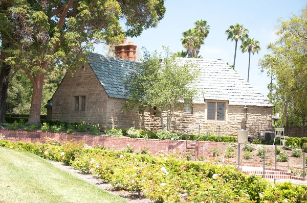 Casa de piedra con hermoso jardín soleado — Foto de Stock