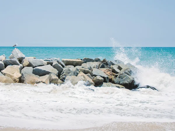 La roccia marina sta rompendo un'onda potente — Foto Stock
