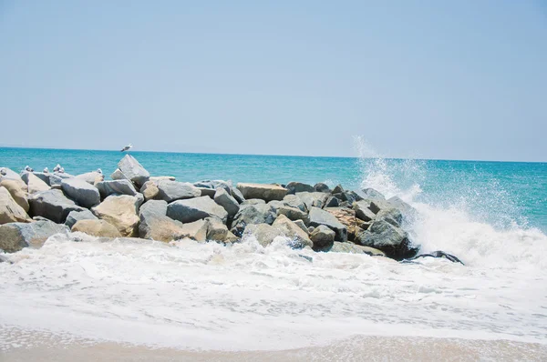 Le rocher de mer brise une vague puissante — Photo