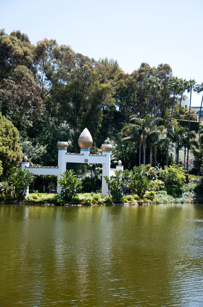 工場および植物が付いている装飾的な池 — ストック写真