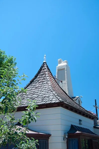 Prachtig gerestaureerde oude ambachtsman stijl huis — Stockfoto
