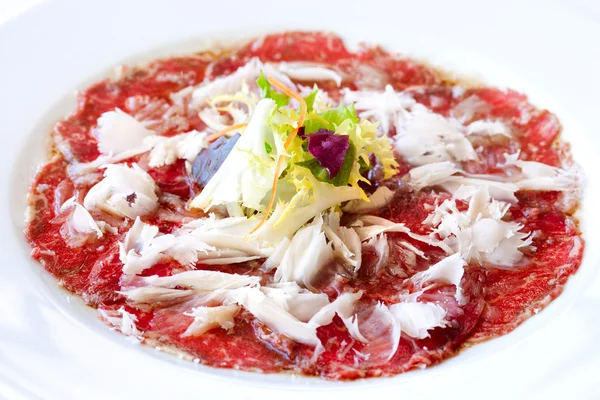 Beef carpaccio with parmesan cheese. — Stock Photo, Image