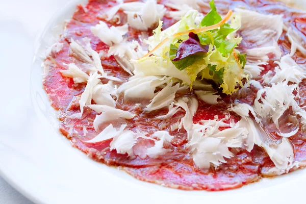 Close up Beef carpaccio with parmesan cheese. — Stock Photo, Image