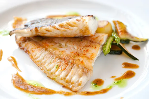 Pesce brill alla griglia . — Foto Stock