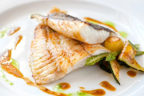 Grillad piggvar fisk med grönsaker. — Stockfoto