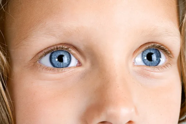 Extremo primer plano de las niñas ojos . — Foto de Stock