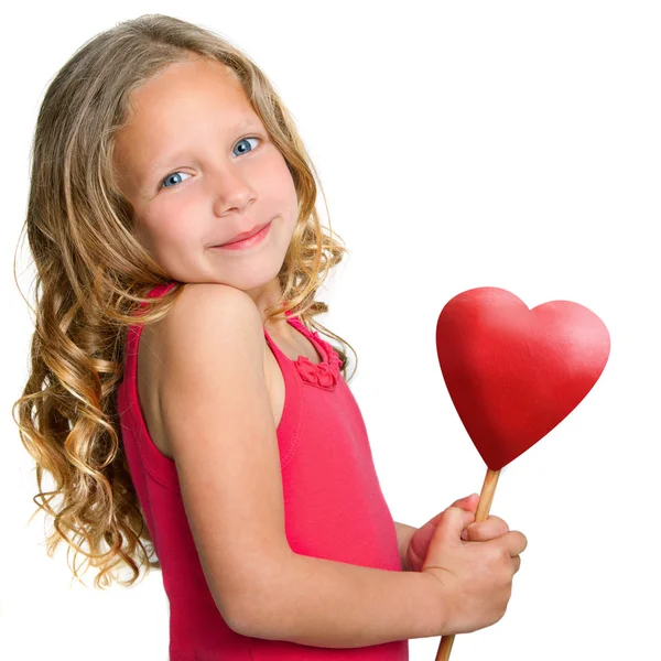 Dulce chica sosteniendo corazón rojo . — Foto de Stock