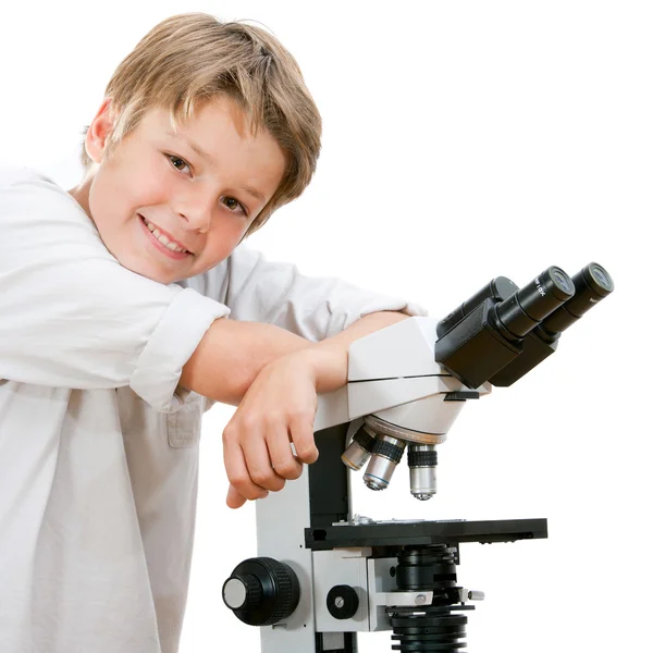 Guapo joven estudiante con microscopio . — Foto de Stock