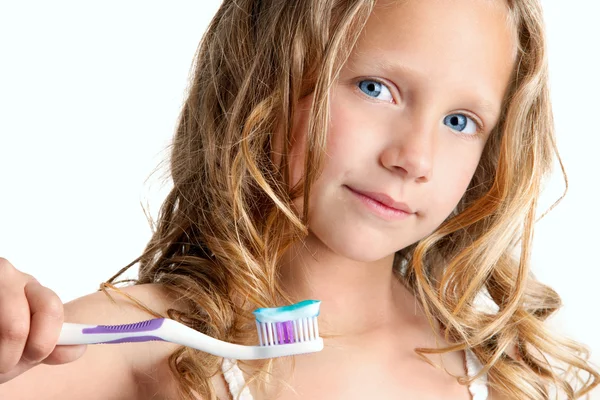 Χαριτωμένο κορίτσι εκμετάλλευση οδοντόβουρτσα σε κοντινό πλάνο. — Φωτογραφία Αρχείου