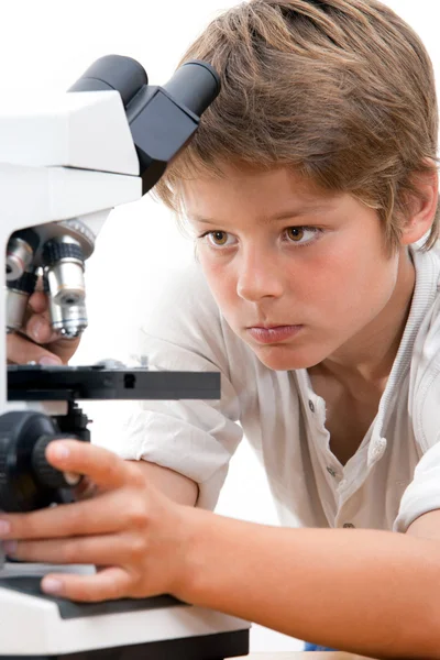 Primer retrato de niño con microscopio . — Foto de Stock