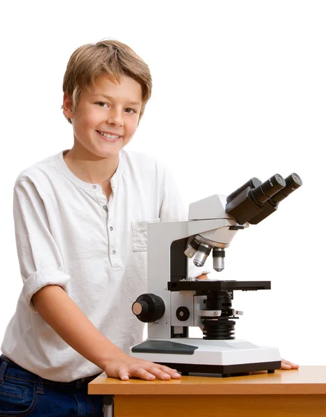 Πορτρέτο του όμορφο αγόρι με μικροσκόπιο. — Φωτογραφία Αρχείου