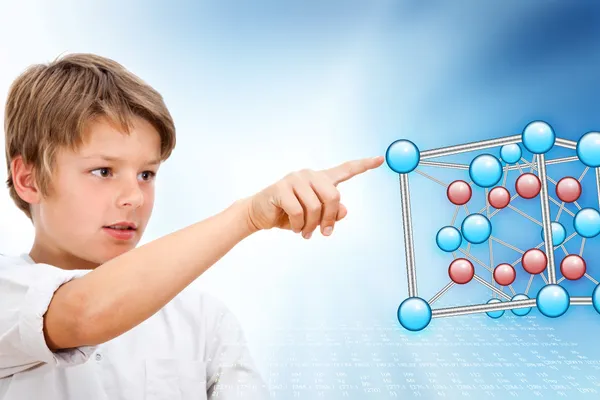 Kleiner Junge zeigt auf 3D-Moleküle. — Stockfoto