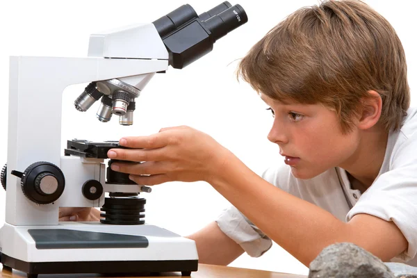 Junge Studentin arbeitet mit Mikroskop. — Stockfoto