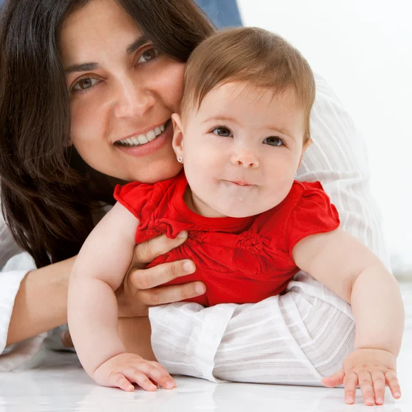 Portret van moeder en baby meisje close-up. — Stockfoto