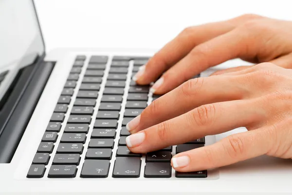 Extreme Nahaufnahme der Hände auf der Tastatur. — Stockfoto