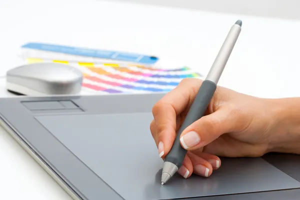 Vrouwelijke hand met pen op digitale Tablet PC. — Stockfoto