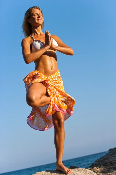 Frau mit hawaiin lei meditiert. — Stockfoto
