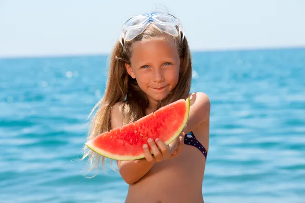 Zblízka portrét dívky jíst meloun. — Stock fotografie