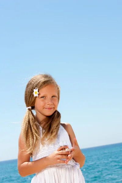 Close up retrato de menina doce ao ar livre . — Fotografia de Stock