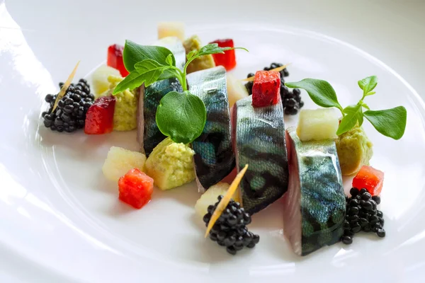 Close up of grilled mackerel fish with blackberries. — Stock Photo, Image